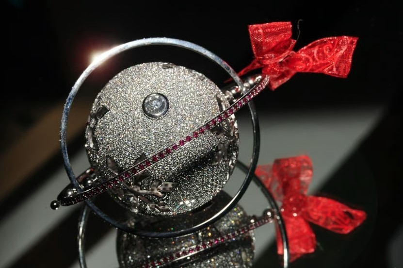 Quả cầu đính kim cương có giá trị hơn cả chiếc xe ô tô hạng sang.