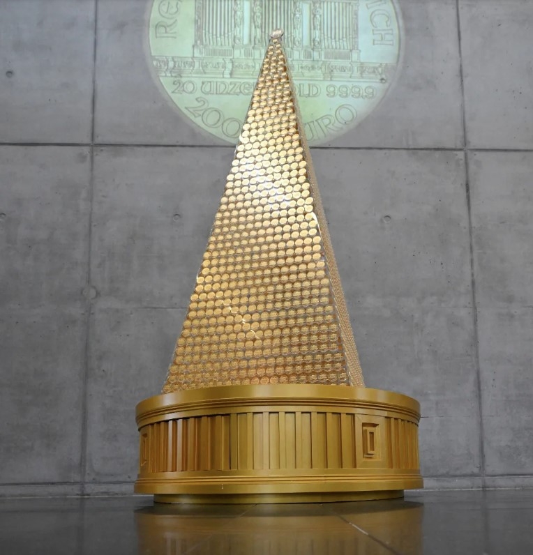 Cây thông Noel được đính kim loại quý được trưng bày tại Munich, Đức năm 2024 với chi phí ước tính khoảng 2,6 triệu USD. Cây thông cao gần 3 mét, được làm hoàn toàn từ những đồng tiền vàng.