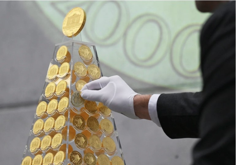 Trên đỉnh cây thông là 20 ounce vàng nguyên chất tạo thành một điểm nhấn nổi bật.