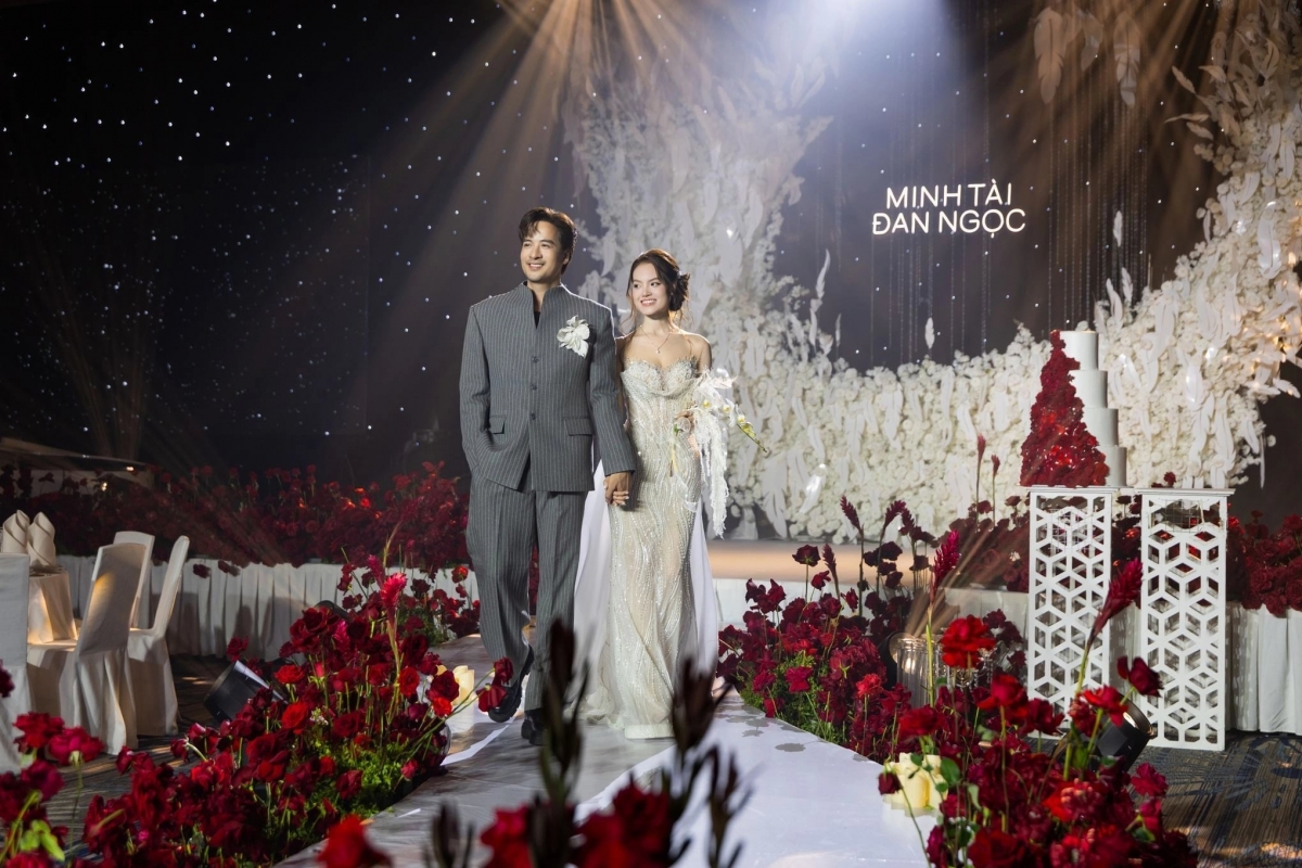Đoàn Minh Tài cùng vị hôn thê Sunny Đan Ngọc tái hiện hình ảnh con đường tình yêu giữa cánh đồng hoa đỏ rực trong tiệc cưới.