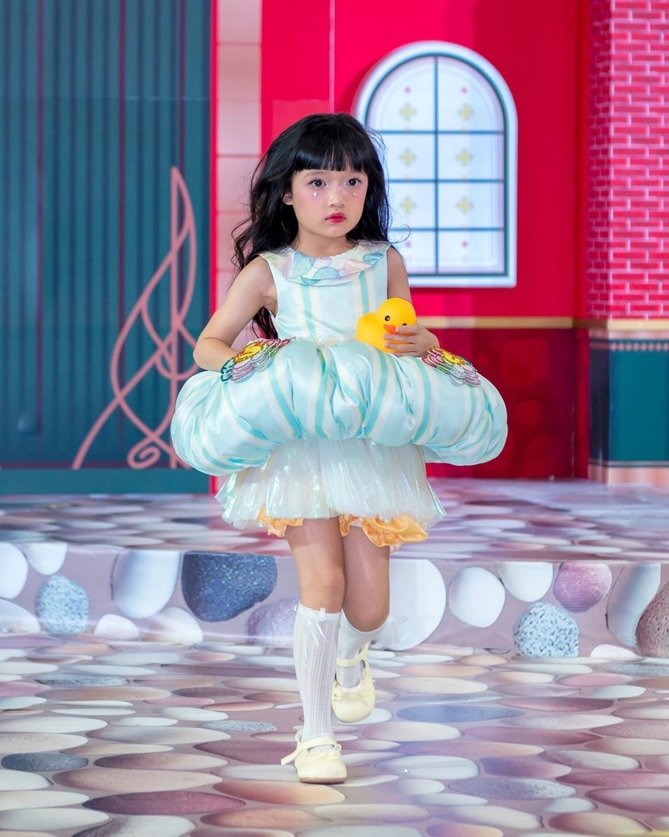 Bé Destiny nhà Trường Giang - Nhã Phương đi diễn thời trang ở trung tâm thương mại mà không có bố mẹ theo cùng. Năm qua, nhóc tì 6 tuổi theo học catwalk ở lớp của đạo diễn Nguyễn Hưng Phúc nên ngày càng dạn dĩ.