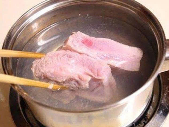 Sơ chế thịt đúng cách không chỉ giúp món ăn thơm ngon hơn mà còn góp phần bảo vệ sức khỏe cho cả gia đình