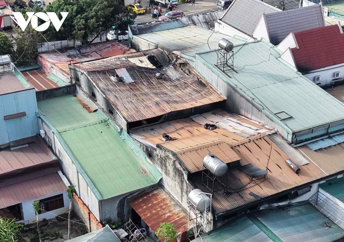 Vụ cháy xảy ra lúc 2 giờ 45 phút rạng sáng 27/12, tại cửa hàng kinh doanh thiết bị điện, nước trên mặt tiền Quốc lộ 14.