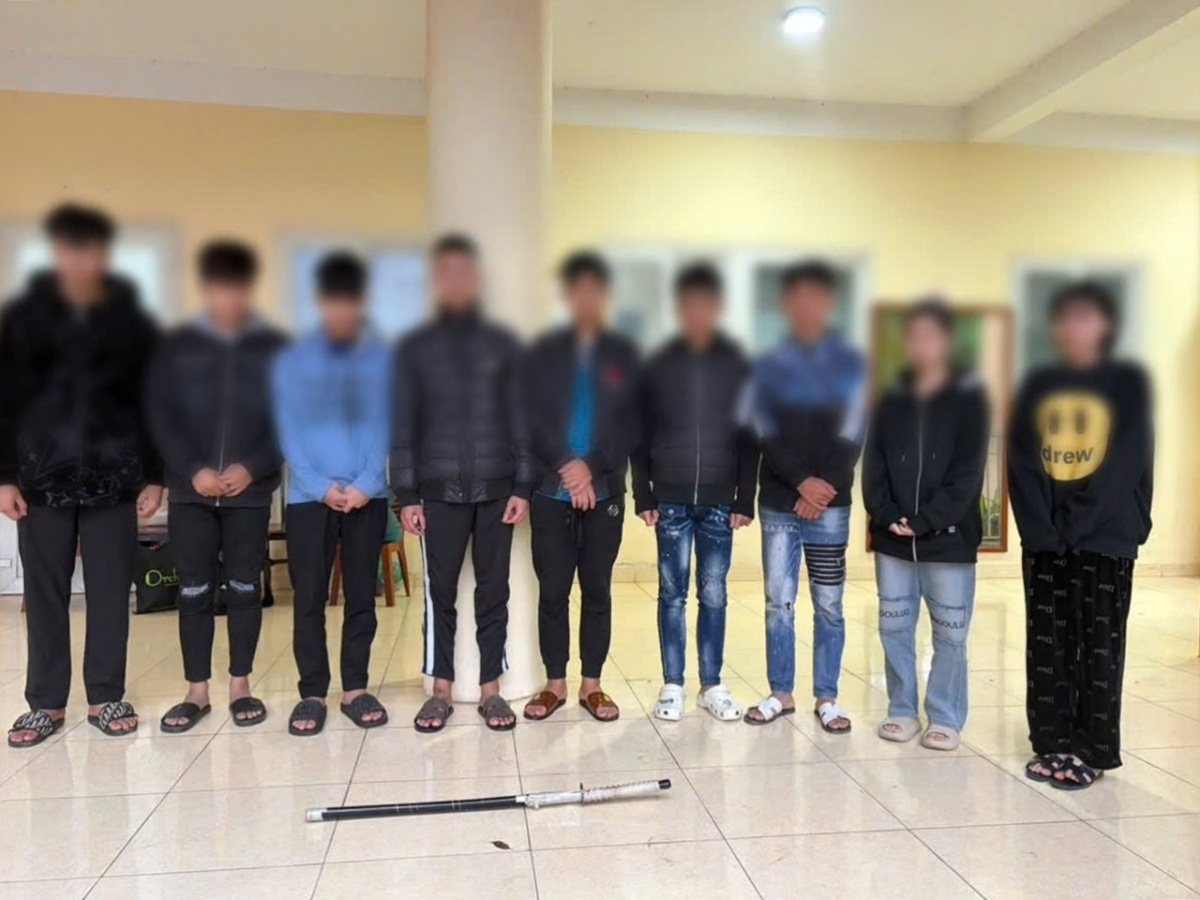 Nhóm đối tượng và vũ khí là thanh kiếm. (Ảnh: Công an cung cấp)