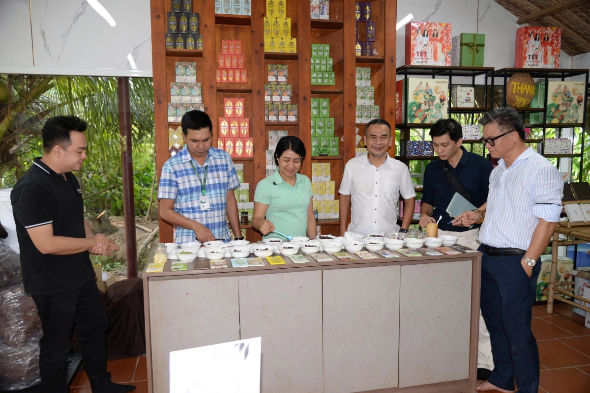 Chị Nguyễn Ngọc Điệp và các cộng sự của công ty Ca cao Xuân Ron Chợ Gạo đã cho ra đời nhiều sản phẩm sôcôla từ hạt ca cao có giá trị