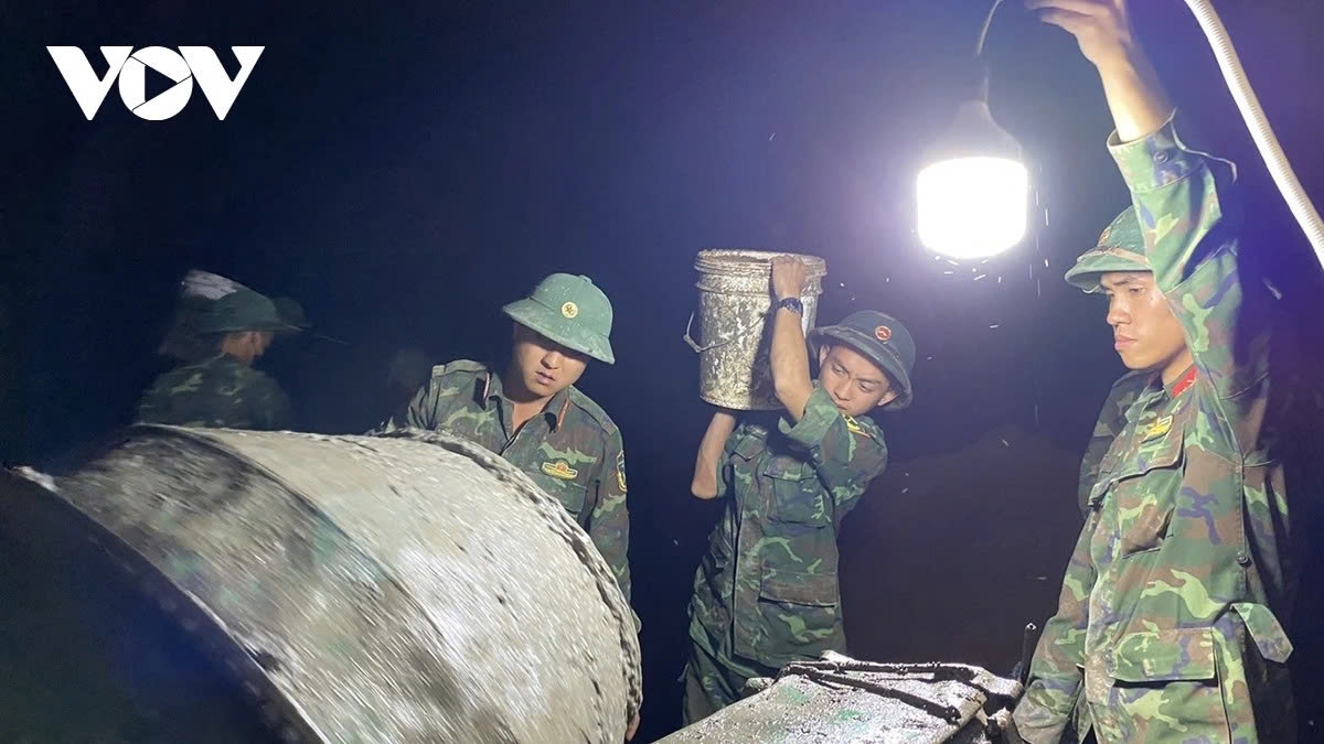 Trong "Chiến dịch Quang Trung" thần tốc, hình ảnh những người lính thắp đèn, đội mưa thi công xuyên đêm khiến bà con nhân dân vùng lũ xúc động, cảm mến.