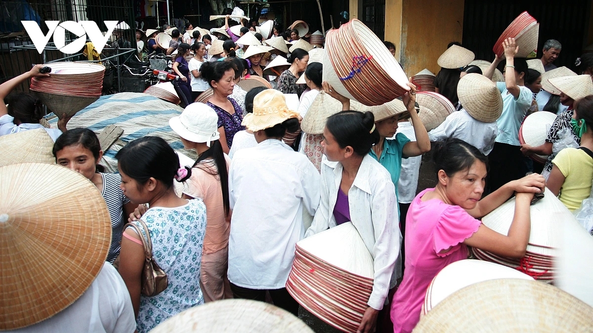 Phiên chợ nón làng Chuông mộc mạc, đậm đà, mang nét đặc trưng văn hóa chợ của người dân xứ Đoài.