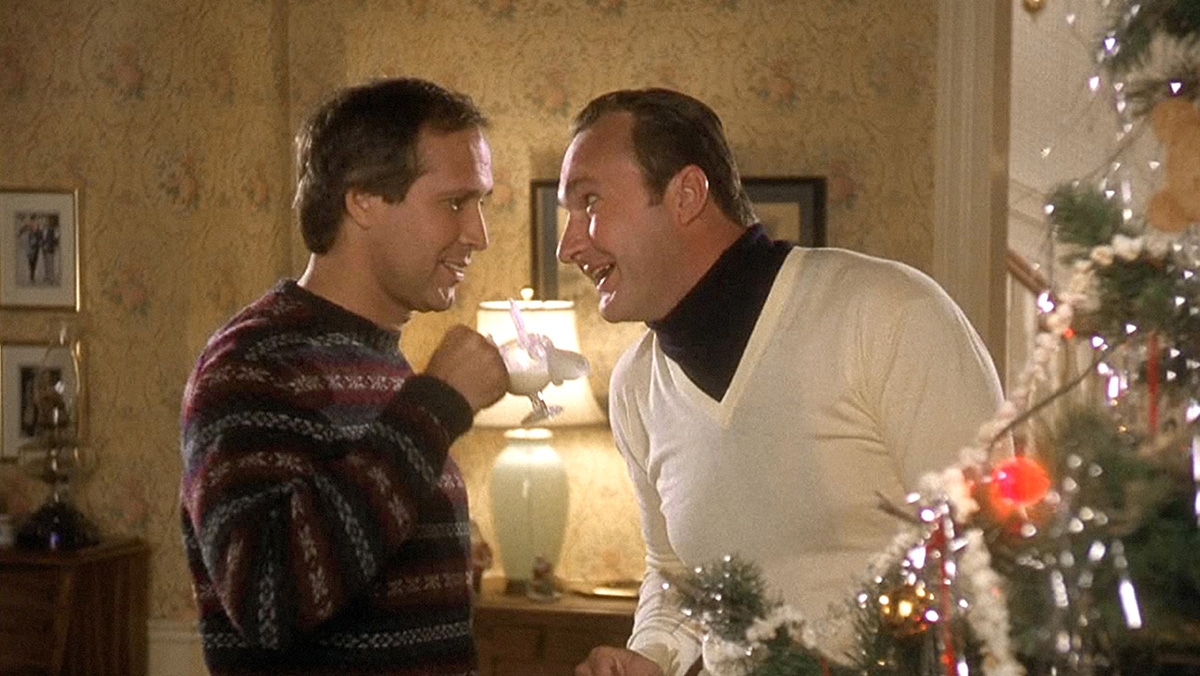 Từ trái sang: Chase trong vai Clark Griswold, Randy Quaid trong vai Cousin Eddie trong phim của National Lampoon "Christmas Vacation". (Ảnh: Warner Bros/Everett Collection).