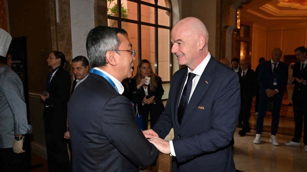 Chủ tịch FIFA Gianni Infantino (phải) và Chủ tịch LĐBĐVN Trần Quốc Tuấn (Ảnh: VFF).