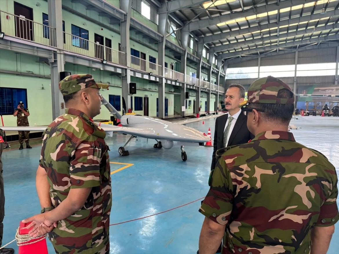 Ông Haluk Gorgun, người đứng đầu Ban Thư ký công nghiệp Quốc phòng Thổ Nhĩ Kỳ đang giới thiệu các mẫu UAV vũ trang cho khách hàng Bangladesh. Ảnh: AA