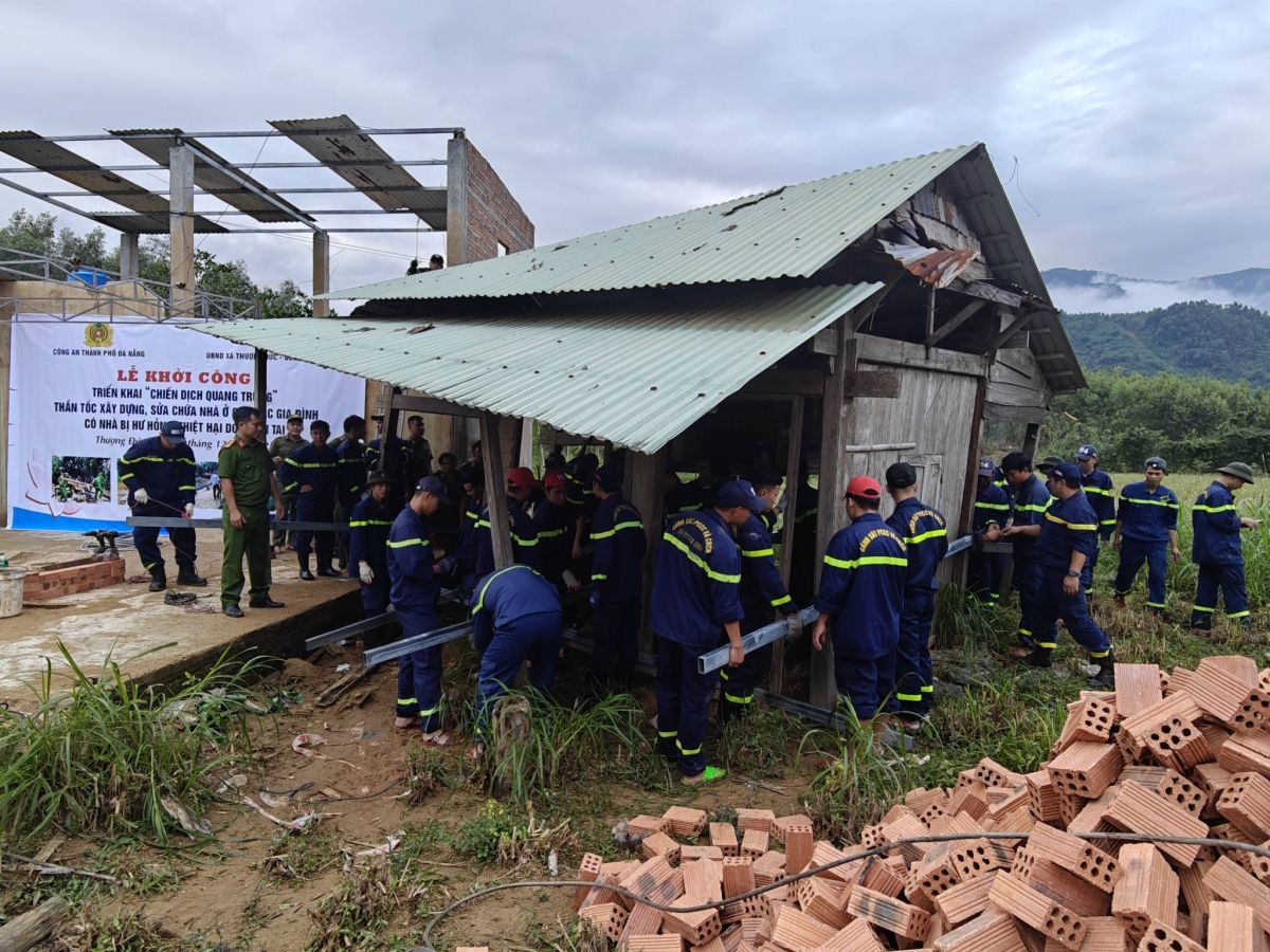 Công an di chuyển căn nhà của người dân ở xã Thượng Đức, thành phố Đà Nẵng (Ảnh: Công an)