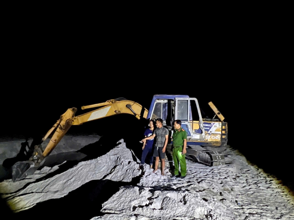 Công an xã Quảng Trạch bắt quả tang hành vi khai thác cát trái phép