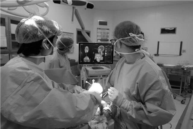 Ứng dụng công nghệ 3D tạo hình hàm mặt và hệ thống định vị thần kinh phẫu thuật thành công cho bệnh nhân u não bị chấn thương hàm mặt