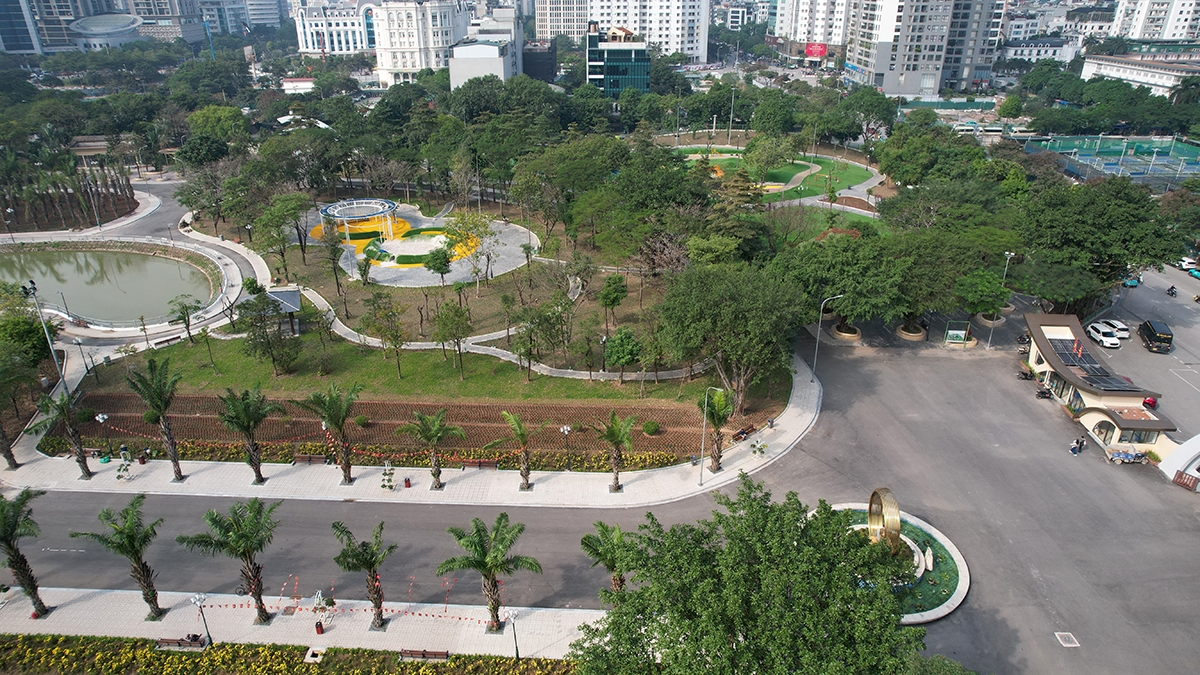 Đường dạo bộ, cây xanh và hệ thống chiếu sáng tại Công viên Cầu Giấy được đầu tư hoàn chỉnh, phục vụ nhu cầu sinh hoạt cộng đồng.