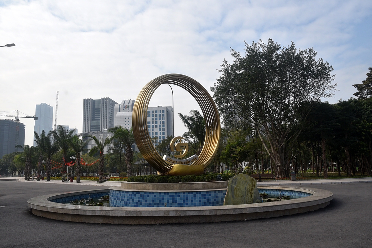 Công viên Cầu Giấy nằm trên đường Thành Thái (phường Cầu Giấy, Hà Nội) "lá phổi xanh” giữa lòng đô thị phía Tây Hà Nội có diện tích rộng khoảng 6.500 m2. Tổng mức đầu tư hơn 66 tỷ đồng, dự án cải tạo đã mang đến nhiều hạng mục mới hồ nước được nạo vét, thảm cỏ nhân tạo được thay thế mềm mại hơn, khu vui chơi trẻ em được thiết kế sinh động và đảm bảo an toàn. 