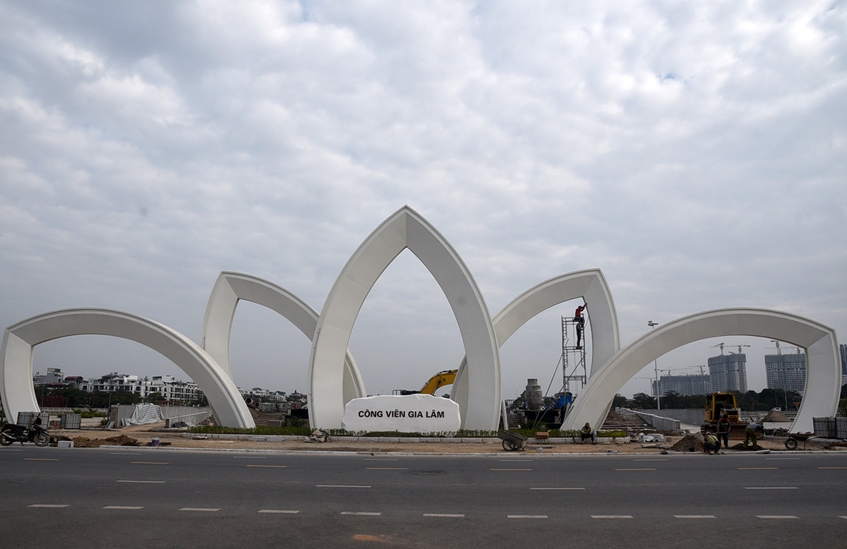 Công viên nằm vị trí trên các đường Nguyễn Mậu Tài, Thuận An, Thành Trung... Cổng chính công viên là điểm nhấn với hình 5 cánh sen biểu tượng chào đón người dân và du khách
