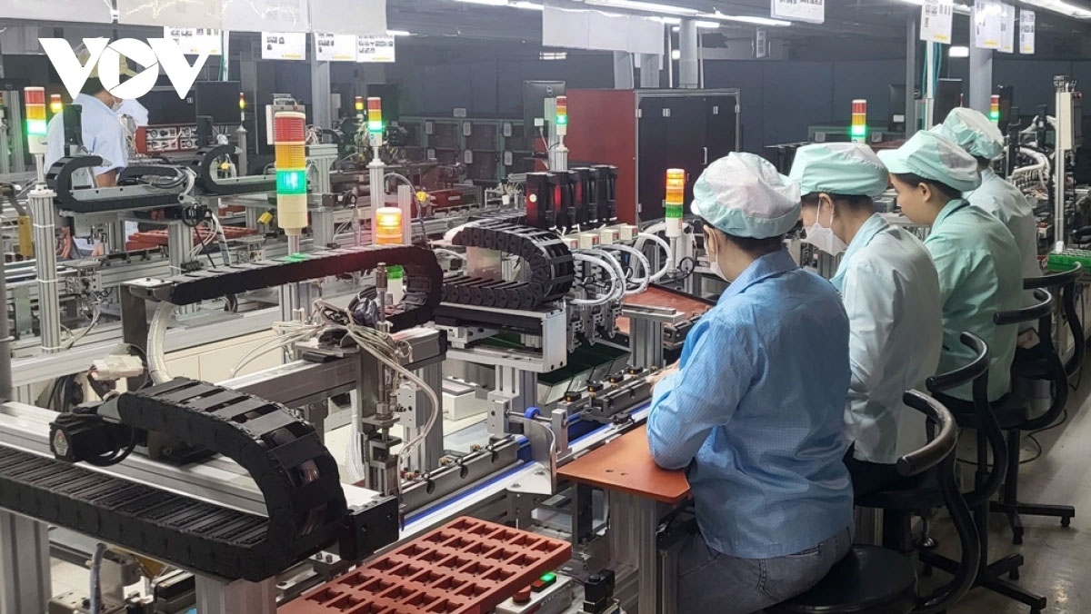 Công nhân Công ty TNHH Điện tử Foster tăng ca sản xuất (ảnh: Thiên Lý)