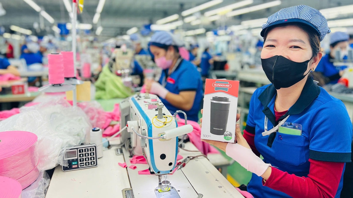 Công nhân tăng ca được doanh nghiệp tặng ly giữ nhiệt (ảnh: CT)