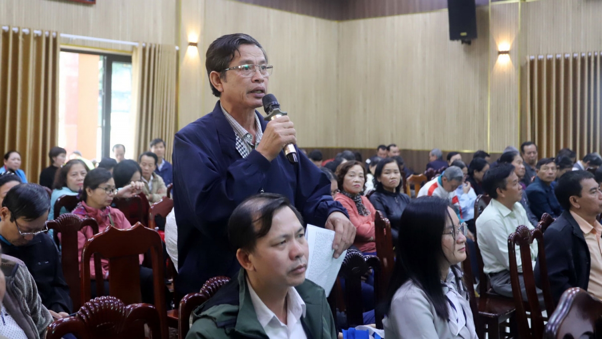 Cử tri thành phố Đà Nẵng phát biểu ý kiến tại buổi tiếp xúc