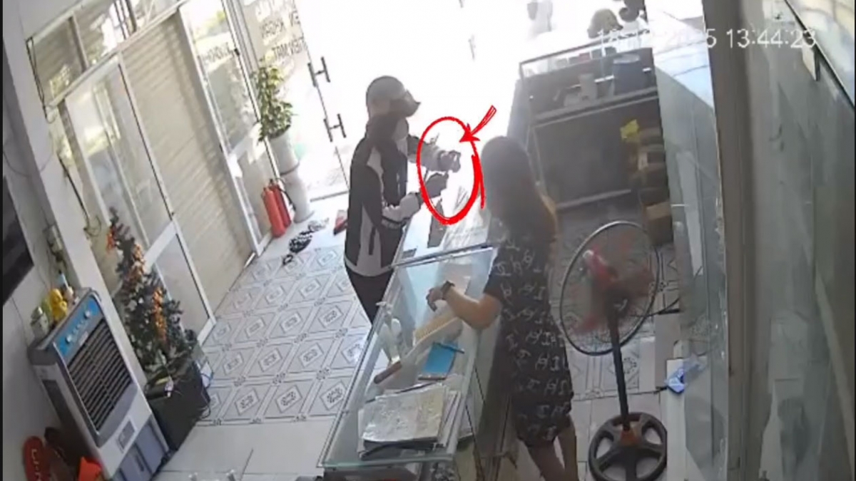 Tài giả vờ xem điện thoại 