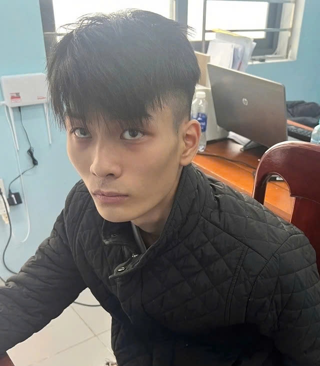 Nghi phạm Phạm Ngọc Anh Khoa bị bắt giữ để điều tra hành vi xịt hơi cay cướp tài sản.