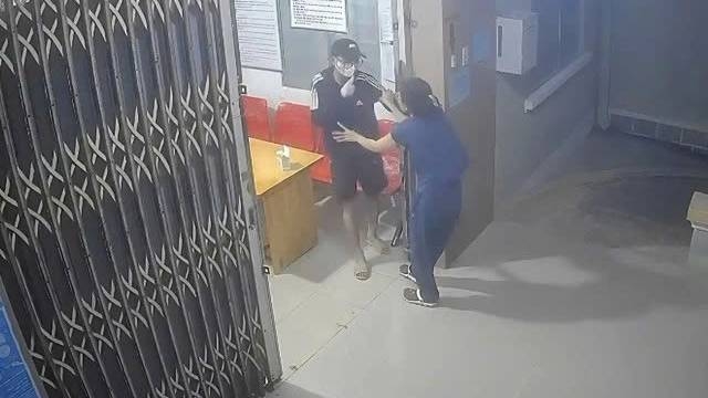 Camera ghi lại hình ảnh chị H. đang bị nghi phạm đe dọa. ẢNH: CẮT TỪ CLIP