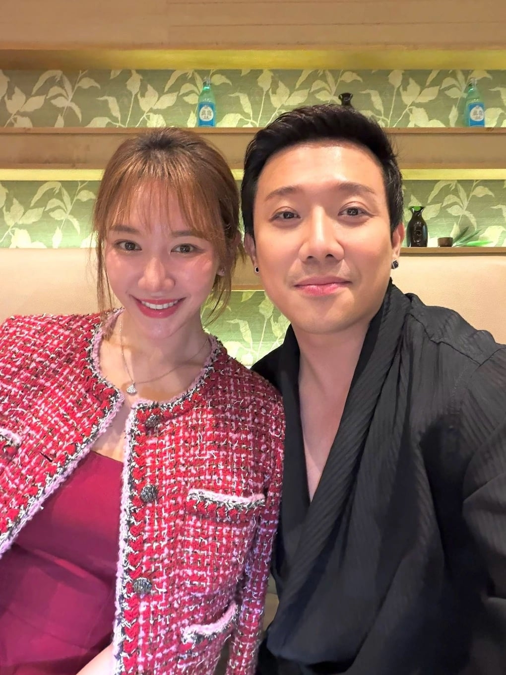 Sao Việt 26/12: Trấn Thành khoe ảnh đi ăn tối cùng Hari Won tại nhà hàng cao cấp và chú thích: "Lén lén 9 năm. Ký gia hạn hợp đồng không cô bé? Bên này thầu nha. Chấp ký bao nhiêu năm cũng thầu. Yêu vợ nhất trên đời!".