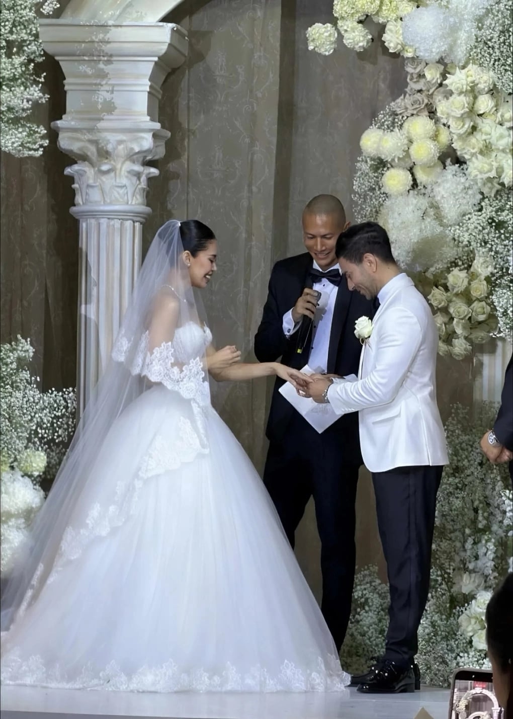 Trong tiệc cưới thân mật tổ chức tại một resort ở Đà Nẵng tối 12/12, cô dâu Tiên Nguyễn và chú rể Justin Cohen xúc động trao lời thề nguyện.