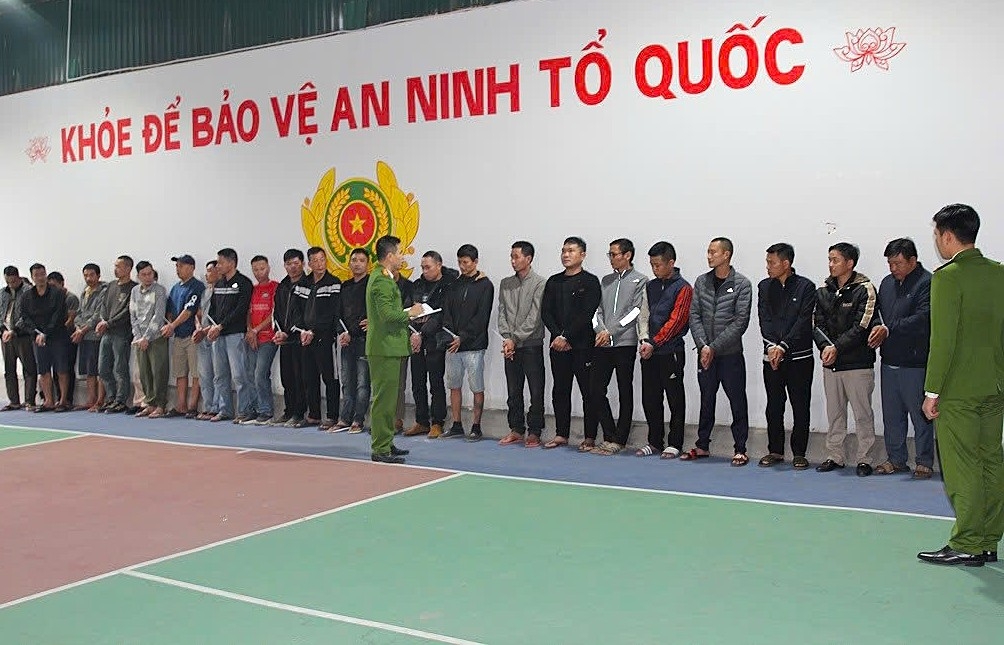 Các đối tượng tại cơ quan công an. (Ảnh: Công an Nghệ An).
