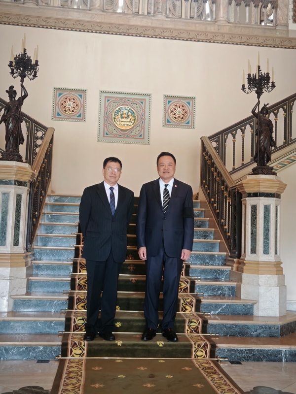 Đặc phái viên Bộ Ngoại giao Trung Quốc phụ trách các vấn đề châu Á Đặng Tích Quân và Thủ tướng Thái Lan Anutin Charnvirakul. Ảnh: Bộ Ngoại giao Trung Quốc