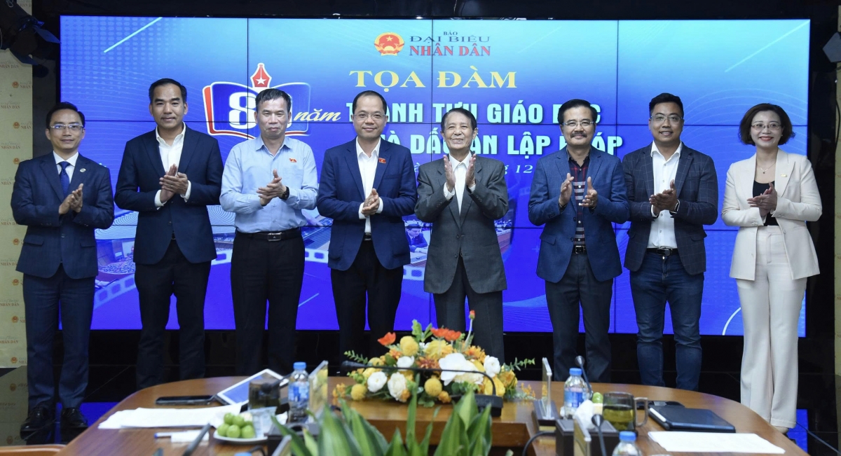 Các đại biểu chụp ảnh kỷ niệm.