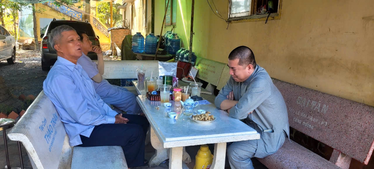 Đại đức Thích Nguyên Hiển, trụ trì chùa Long Nguyên (phải) có nhiều kỳ vọng, niềm tin gửi đến Đại hội Đảng toàn quốc lần XIV