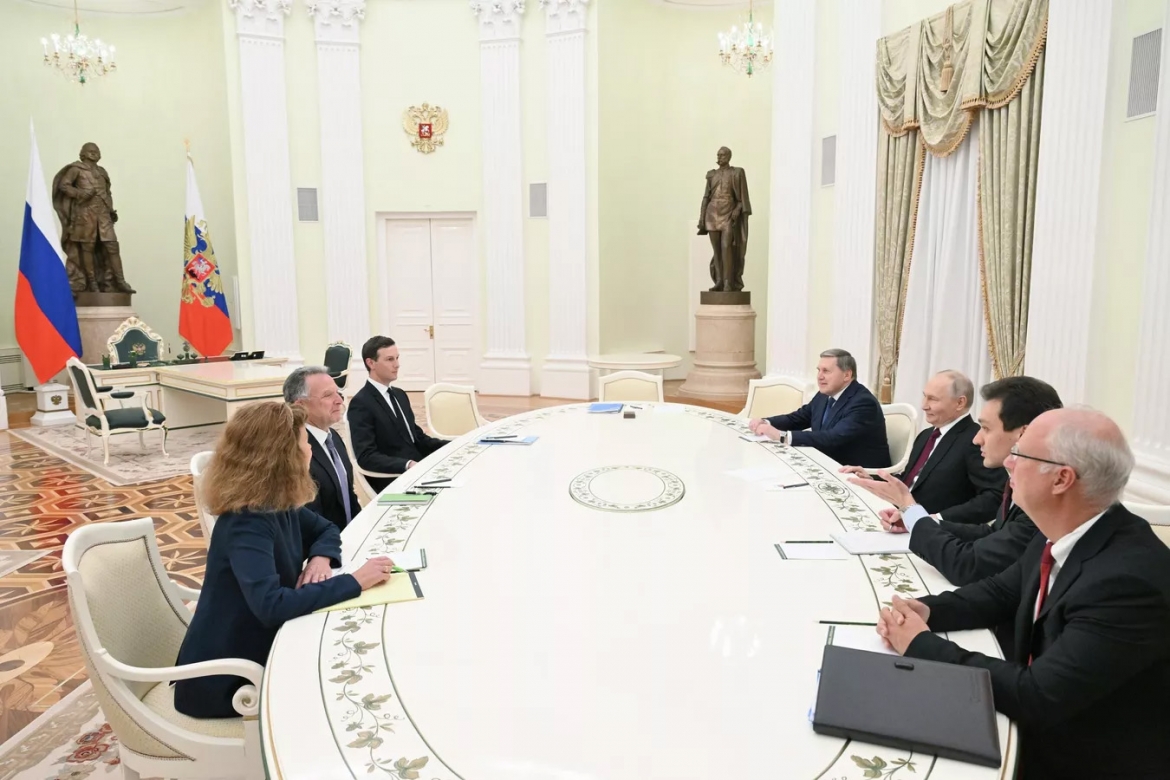 Tổng thống Nga Putin trao đổi với đặc phái viên Mỹ tại Điện Kremlin ngày 2/12. Ảnh: Sputnik