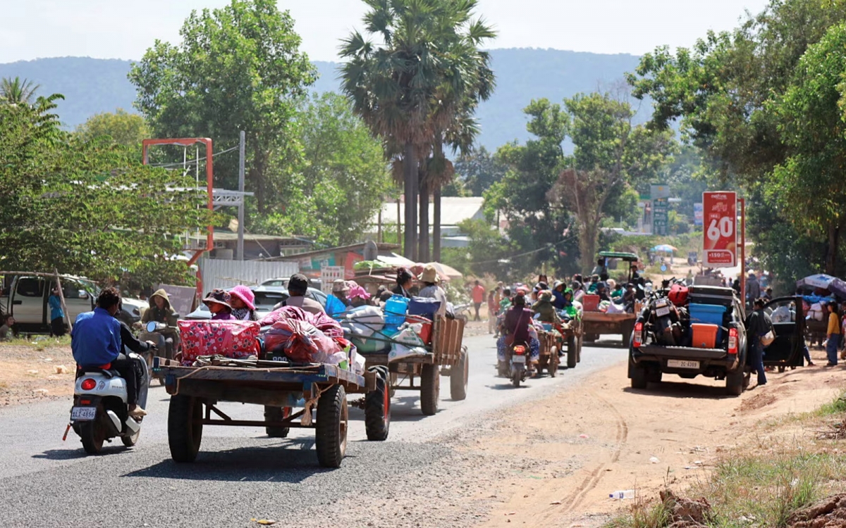 Người dân Campuchia sơ tán khỏi một khu vực chiến sự giữa nước này và Thái Lan. Ảnh: Agency Kampuchia Presse.
