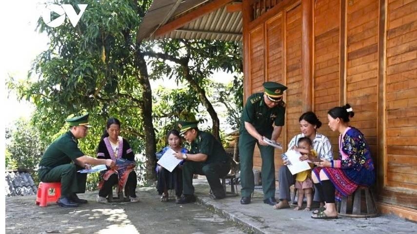 Cán bộ, chiến sĩ biên phòng Lai Châu tuyên truyền chủ trương của Đảng, chính sách pháp luật Nhà nước tại bản Pho I, xã biên giới Pa Tần.