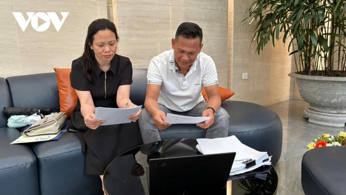 Đảng viên Vũ Thị Thái Hà làm việc với phóng viên Báo Điện tử Tiếng nói Việt Nam.