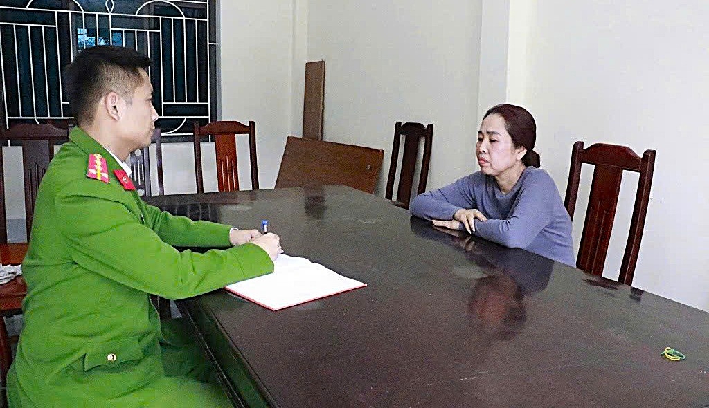 Cơ quan Công an lấy lời khai một đối tượng. (Ảnh: Công an Nghệ An).