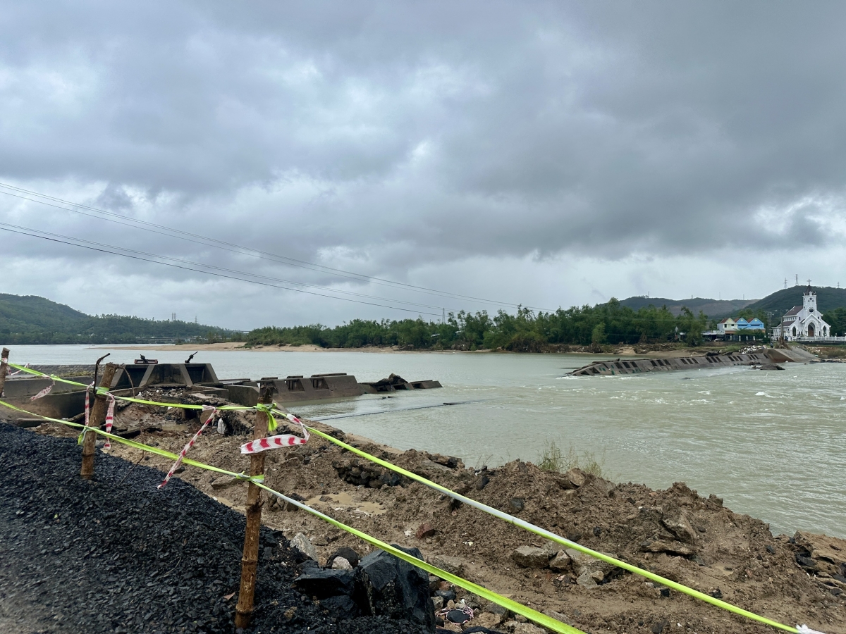 Đập Tam Giang, xã Tuy An Đông, tỉnh Đắk Lắk hư hỏng nặng sau đợt bão số 13 kết hợp với lũ lớn cuối tháng 11 chưa thể khắc phục