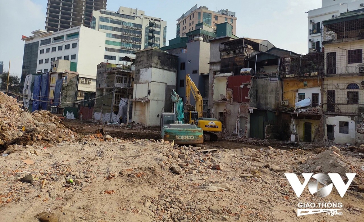 Giữa công trường ngổn ngang, dấu vết những ngôi nhà cũ vẫn còn hiện rõ