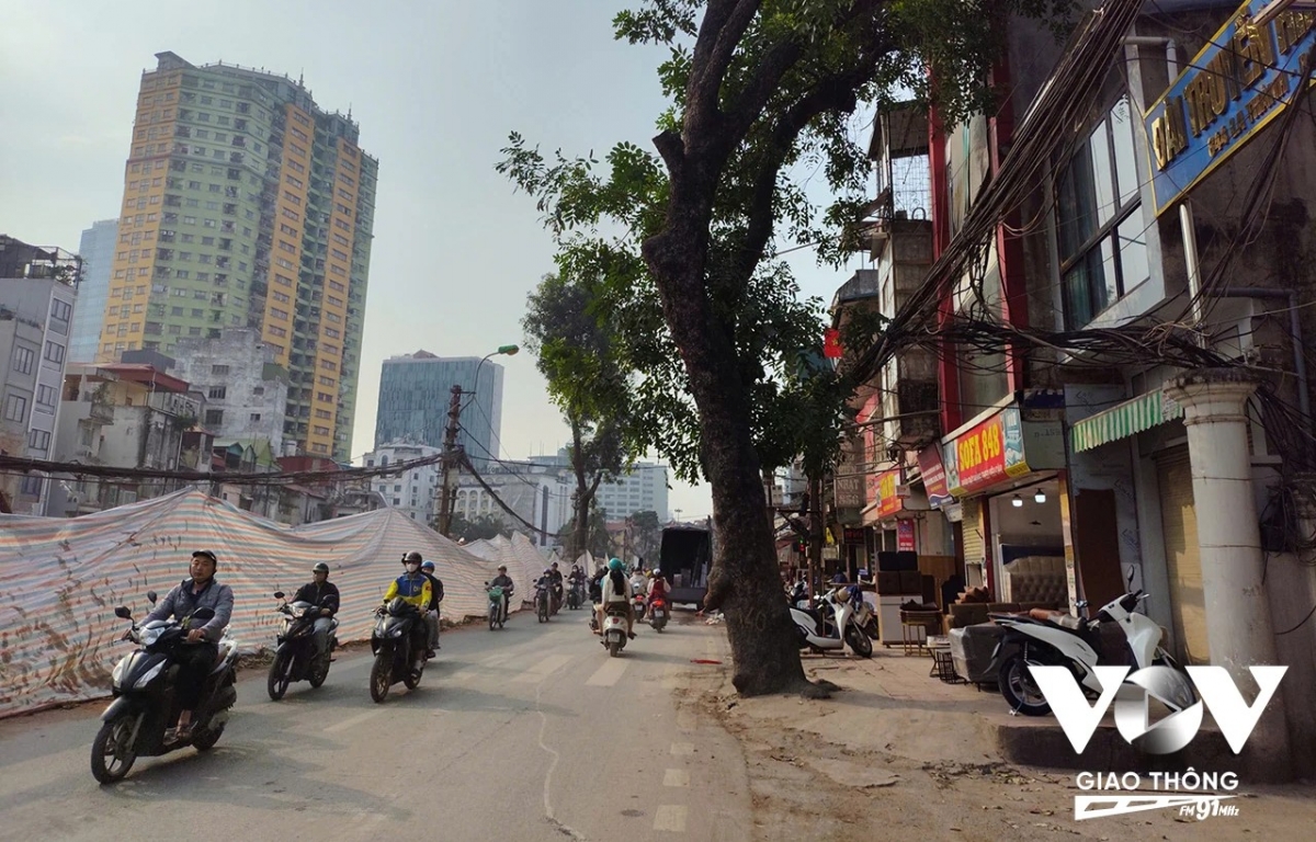 Công trình mở rộng Đê La Thành được triển khai nhằm giảm áp lực giao thông cho khu vực, hướng tới hình thành một tuyến đường rộng và thông thoáng trong tương lai.