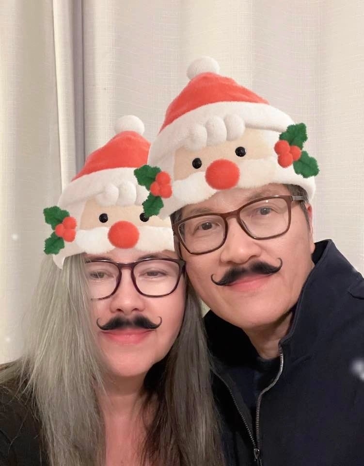 Vợ chồng ca sĩ Phương Thảo - Ngọc Lễ 'hóa trang' ông già Noel, chụp ảnh kỷ niệm dịp Giáng sinh. 'Merry Christmas! Chúc cả nhà có thật nhiều ông bà già Noel đến thăm', Ngọc Lễ chia sẻ trên trang cá nhân.