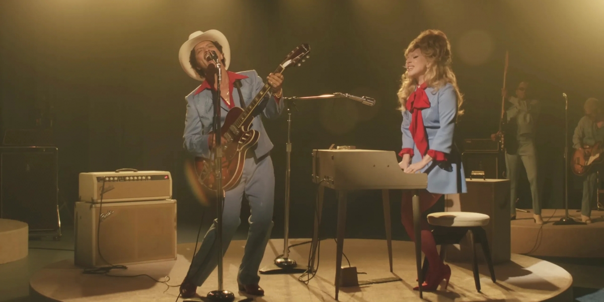 Không khí hoài niệm và đầy cảm xúc trong MV “Die With A Smile”, yếu tố chạm tới hàng triệu người nghe. (Ảnh: Universal Music)