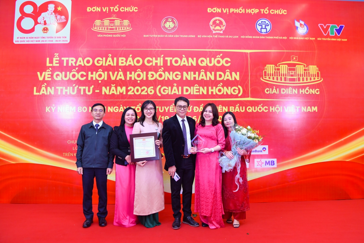 Nhóm tác giả của Ban Thời sự (VOV1), Đài Tiếng nói Việt Nam giành giải A Giải báo chí Diên Hồng lần thứ tư chụp ảnh lưu niệm.