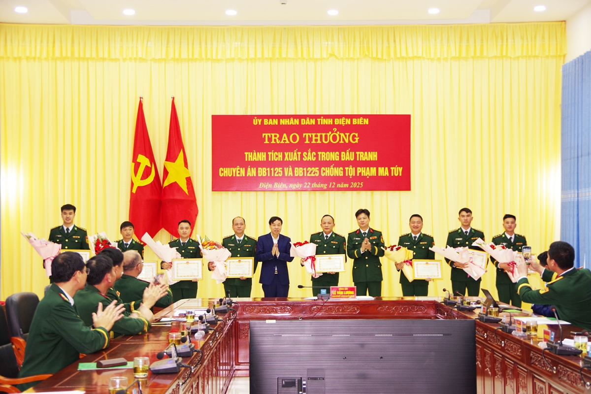 Ông Lê Văn Lương, Chủ tịch Ủy ban Nhân dân tỉnh Điện Biên trao thưởng cho tập thể, cá nhân có thành tích đặc biệt xuất sắc trong đấu tranh 2 chuyên án ĐB1125 và ĐB1225