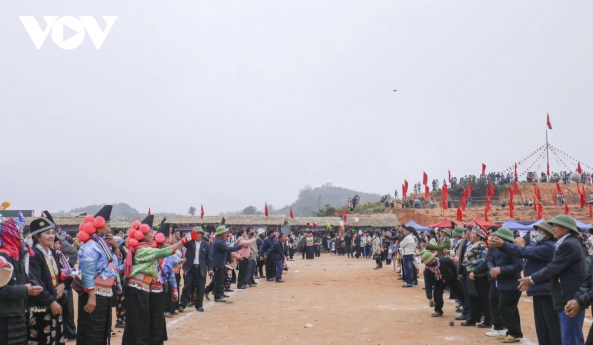 From early morning, villages buzz with laughter, the sound of khèn pipes and drums, creating a festive atmosphere like an “early Tet” in the highlands.
