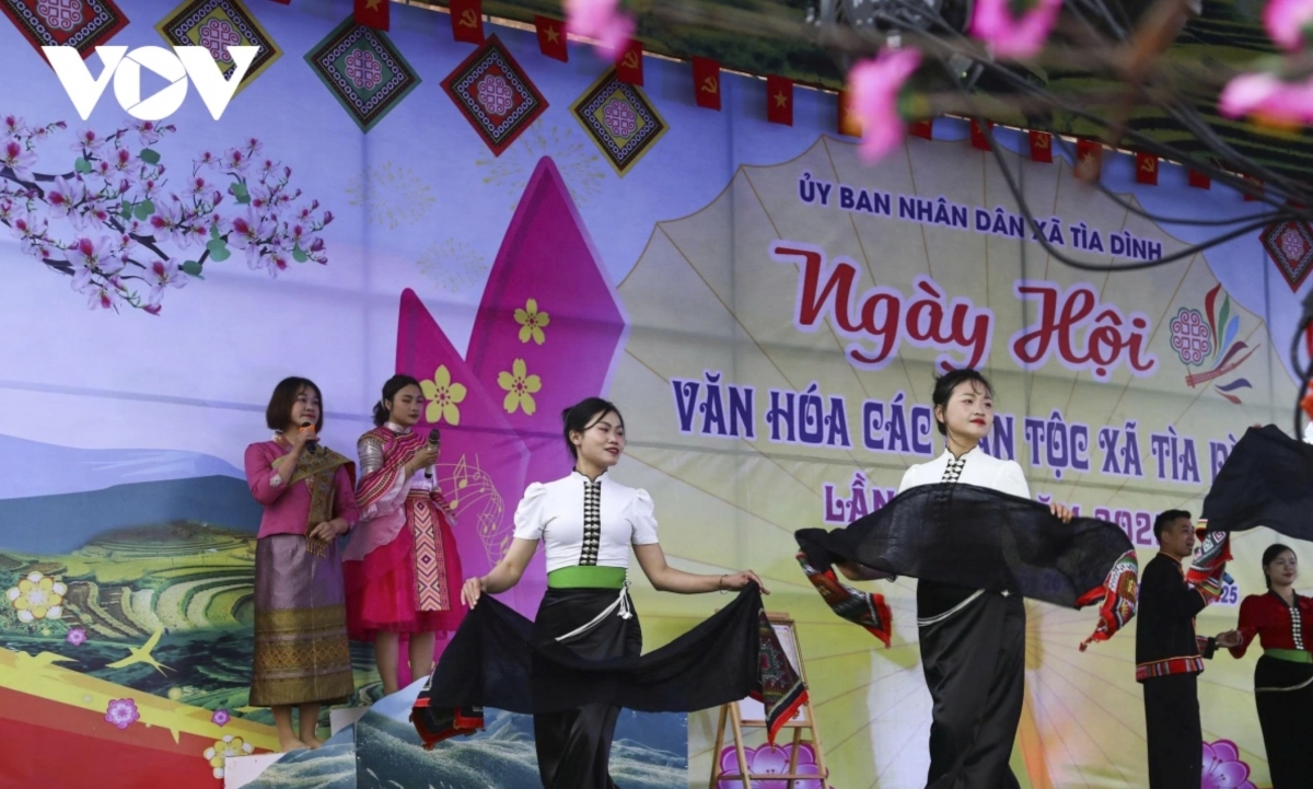 Bright smiles and tightly linked hands in community dances vividly express the joy and pride of local people in preserving and honouring their ethnic cultural heritage.