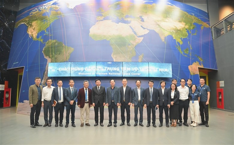 Các đại biểu chụp ảnh lưu niệm tại chương trình.