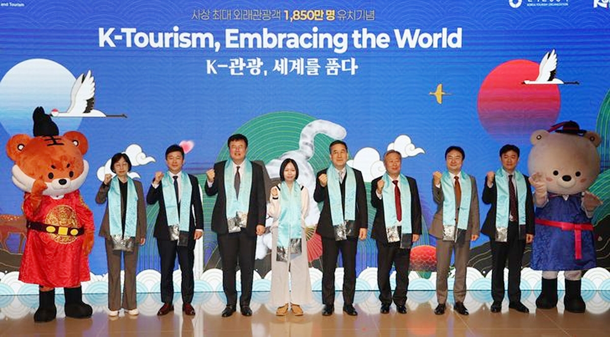 Thứ trưởng Bộ Văn hóa, Thể thao và Du lịch Hàn Quốc Kim Dae Hyun (thứ tư từ trái sang) và Sharmaine Lee, vị khách du lịch thứ 18,5 triệu đến Hàn Quốc trong năm 2025 (thứ năm từ trái sang), chụp ảnh lưu niệm trong buổi lễ đánh dấu cột mốc Hàn Quốc đón lượng khách du lịch quốc tế kỷ lục tại sân bay quốc tế Incheon ngày 23/12. (Ảnh: Yonhap)