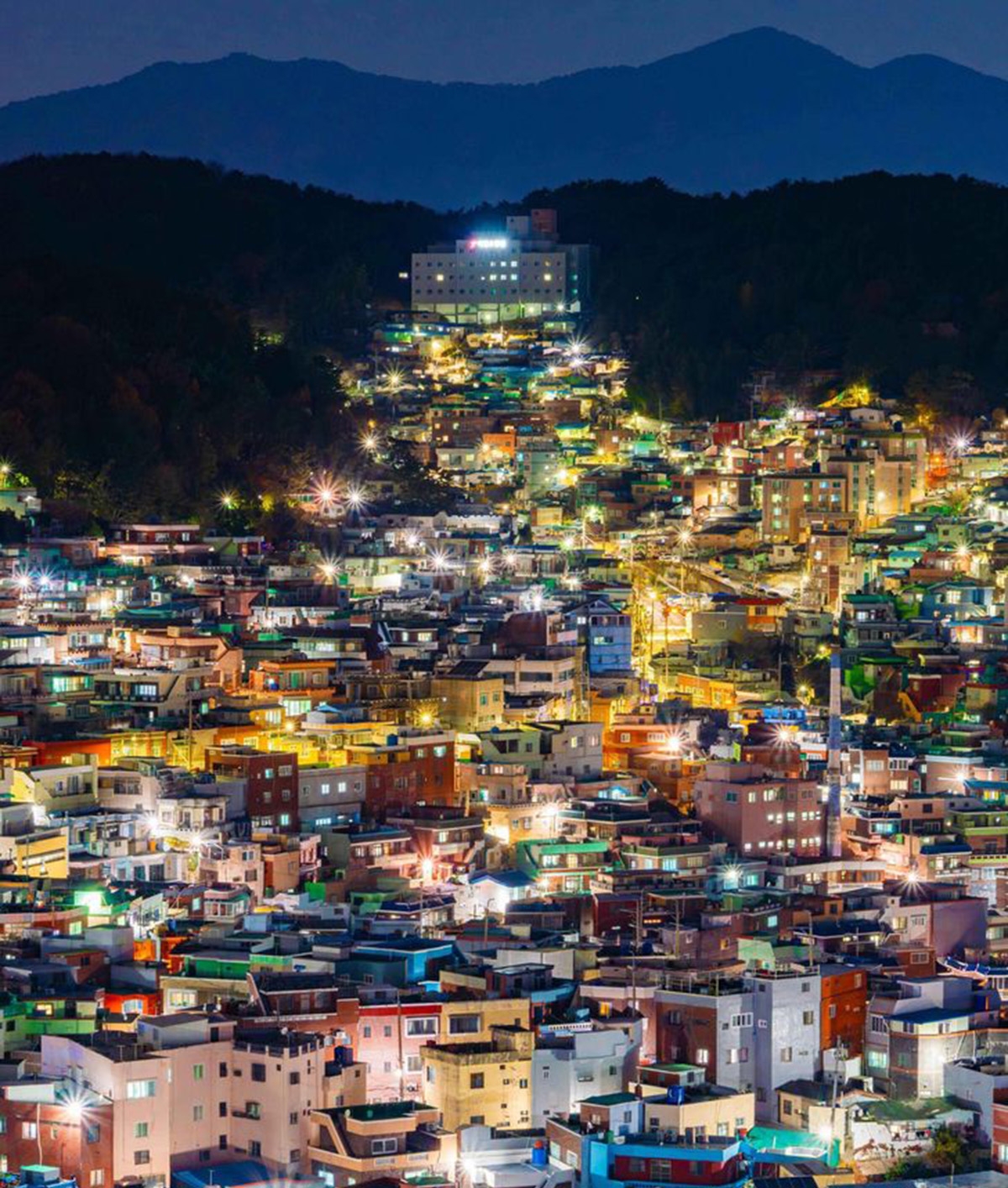 Cảnh đêm ở làng Hocheon trên sườn đồi ở Beomcheon Dong, Busan. (Ảnh: KTO)