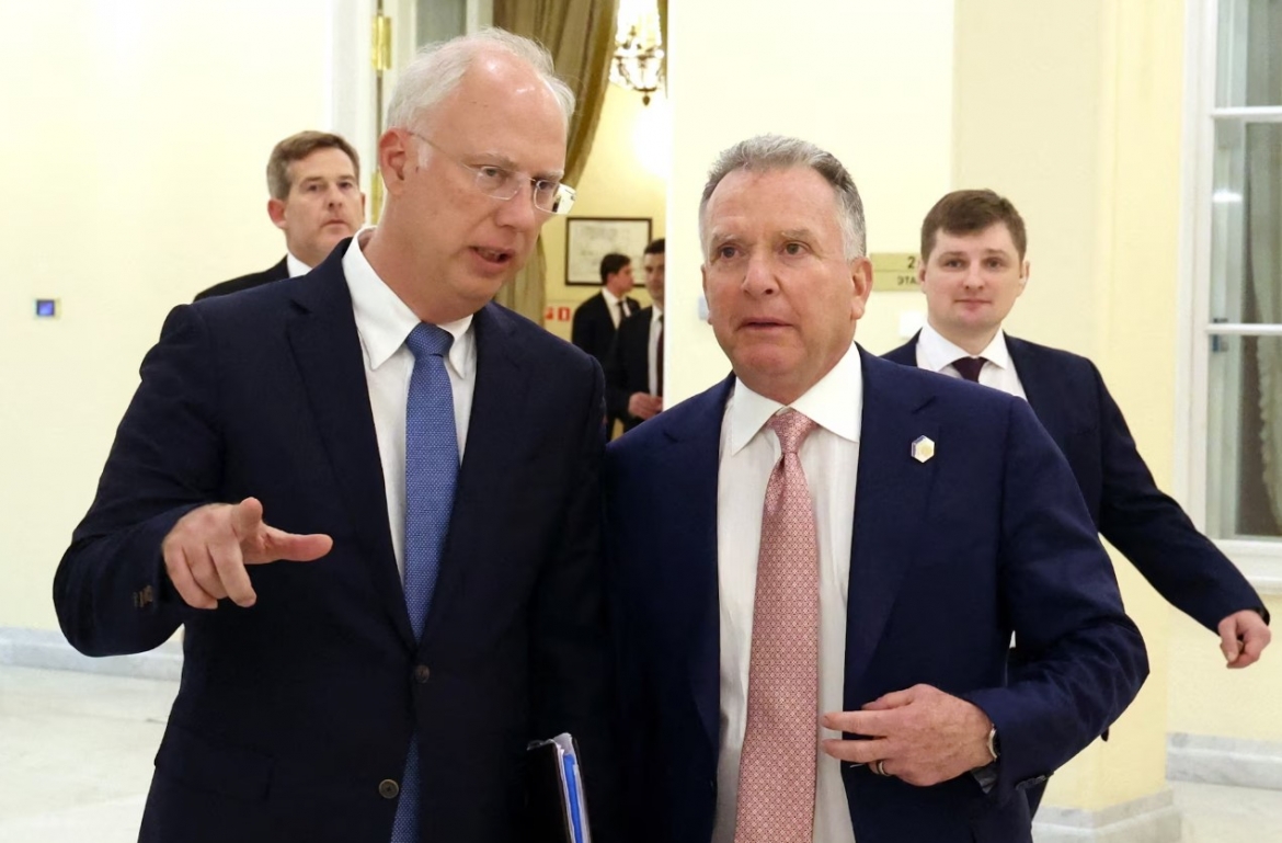 Đặc phái viên của Tổng thống Nga - ông Kirill Dmitriev (trái) gặp Đặc phái viên của Tổng thống Mỹ - ông Steve Witkoff (phải). Ảnh: Reuters